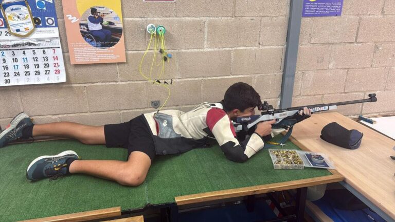 Niño practicando tiro olímpico en la Federación Melillense de Tiro