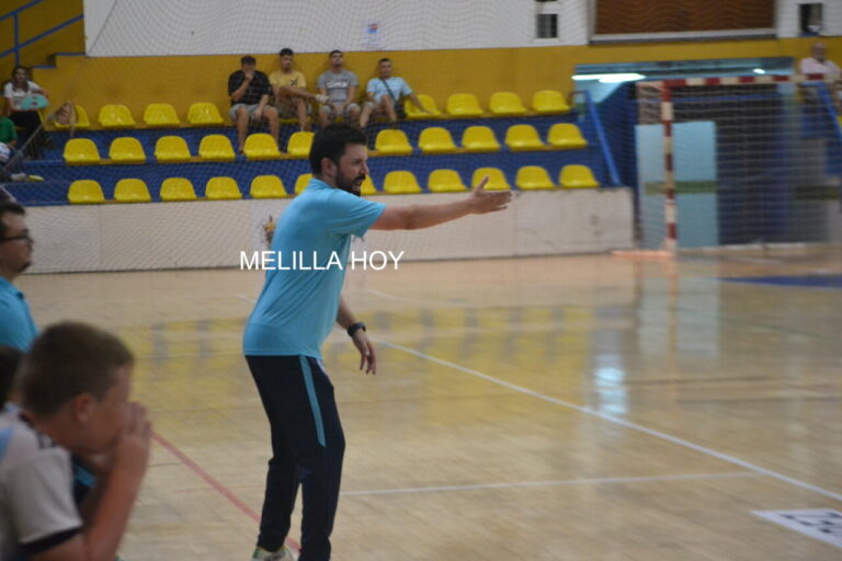 Entrenador Oriol Ferré dirigiendo a su equipo de balonmano en el Pabellón Municipal.