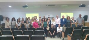 Susana Morillo presenta su libro sobre autismo con un grupo de personas