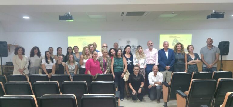 Susana Morillo presenta su libro sobre autismo con un grupo de personas