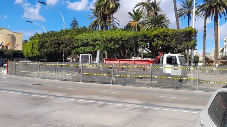 Obras de remodelación en la Plaza de España con maquinaria y cercas