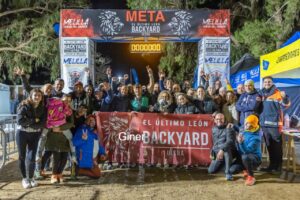 Participantes celebrando en la meta de la carrera Backyard El Último León en Melilla