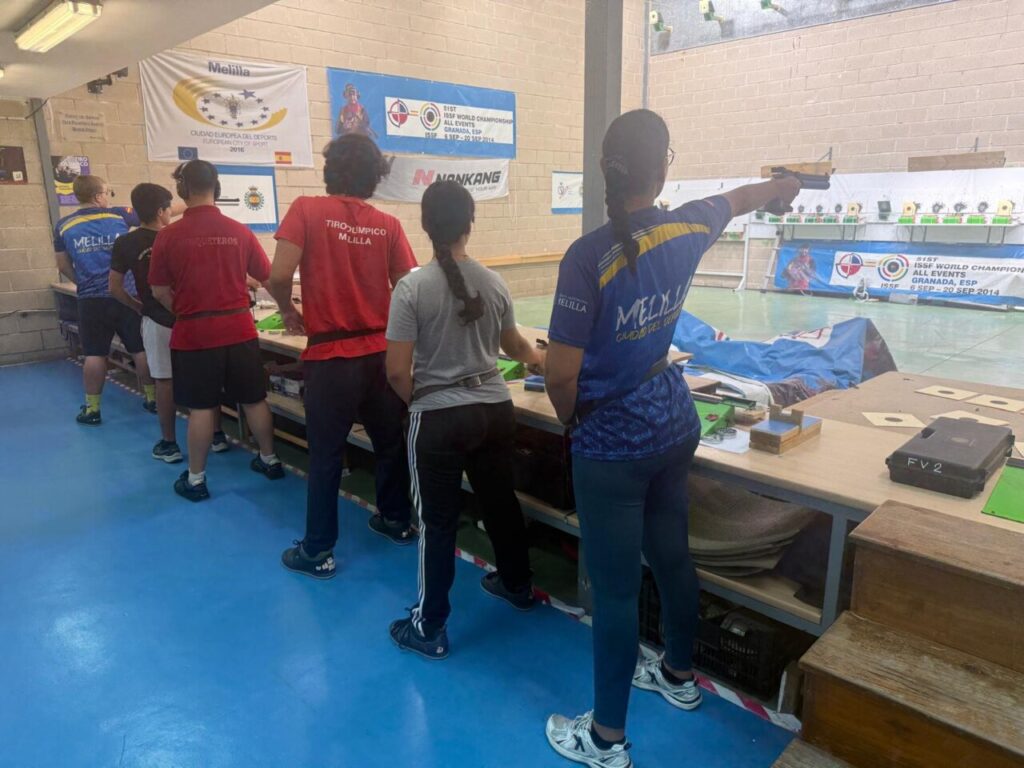 Competidores en el campeonato de tiro olímpico en Melilla