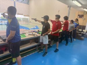 Tiradores en competición de tiro olímpico en Melilla