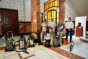 Presentación de equipos de limpieza y medio ambiente en evento oficial.