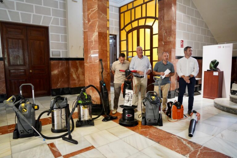 Presentación de equipos de limpieza y medio ambiente en evento oficial.