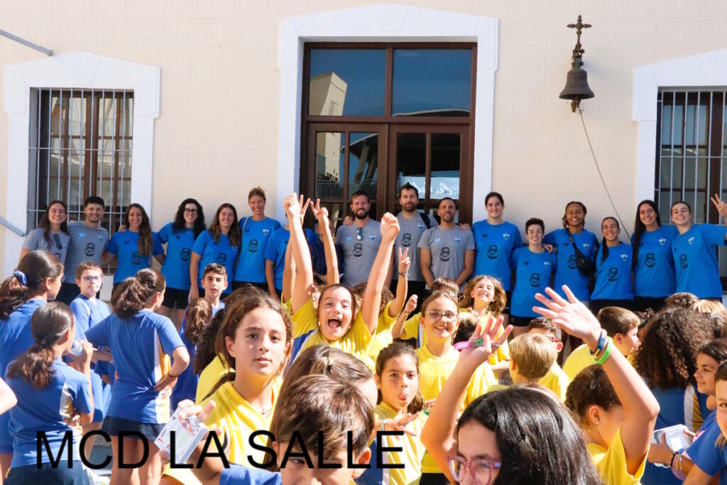Alumnos del Colegio La Salle con el equipo de baloncesto en una visita