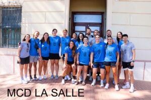 Jugadores del equipo MCD La Salle posando en el colegio