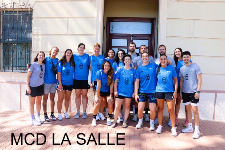 Jugadores del equipo MCD La Salle posando en el colegio