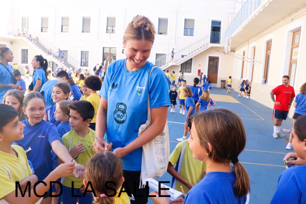 Alumnos del Colegio La Salle interactuando con jugadoras de baloncesto