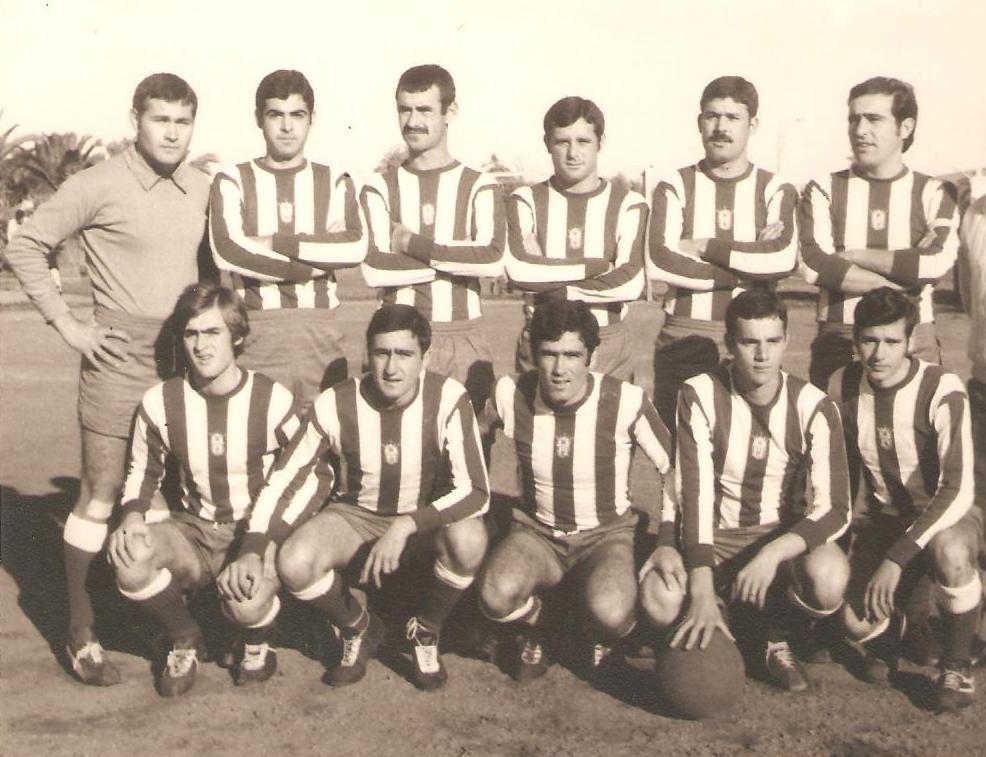 Equipo de fútbol en Melilla con Juan Moya en el centro