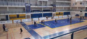 Jugadores compitiendo en el Torneo de Bádminton UNED Melilla en el pabellón