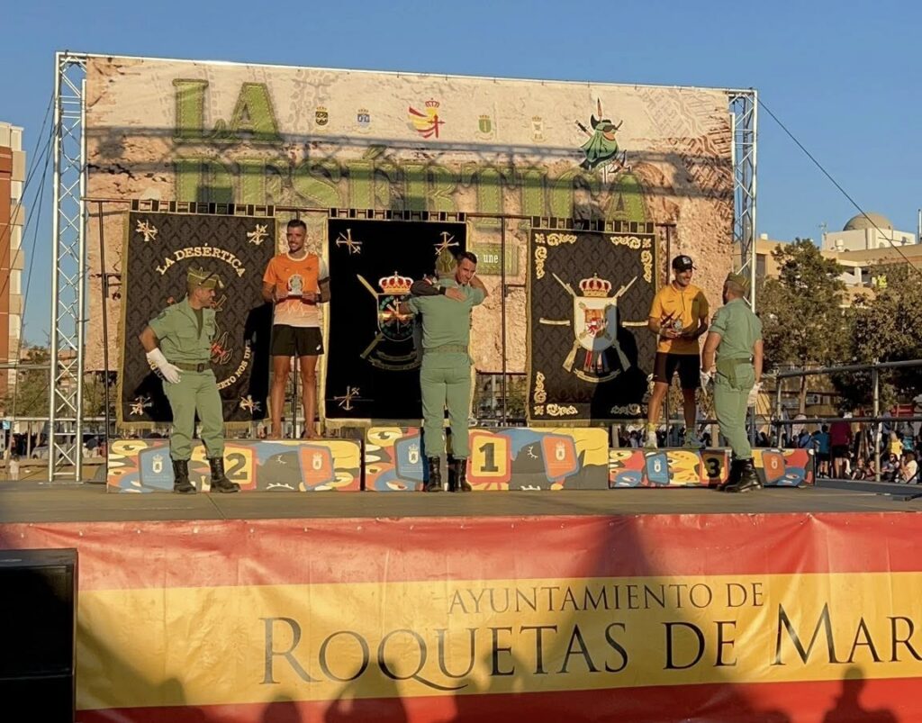 Premiación de la VII edición de La Desértica con corredores en el podio