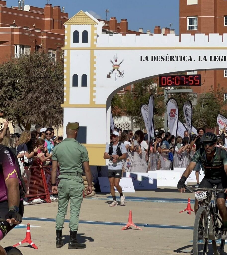 Corredores cruzando la meta en La Desértica con gran afluencia de público.
