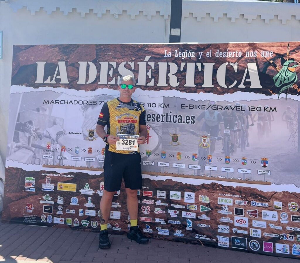 Corredor del Club Africanus en La Desértica con medalla y dorsal