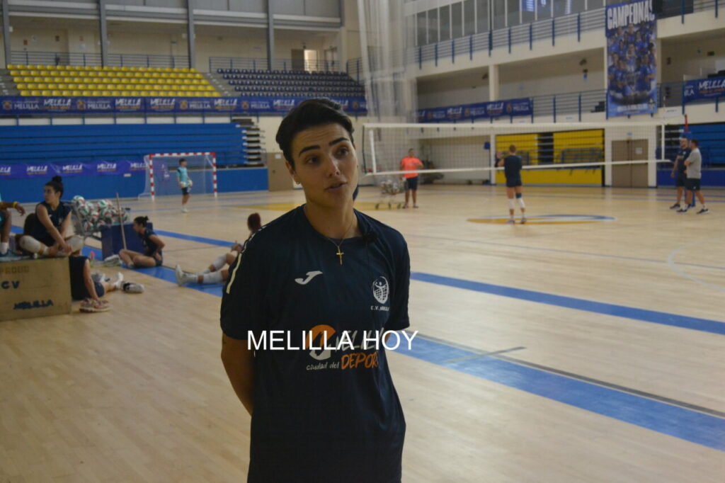 Entrenadora del Club Voleibol Melilla en el gimnasio