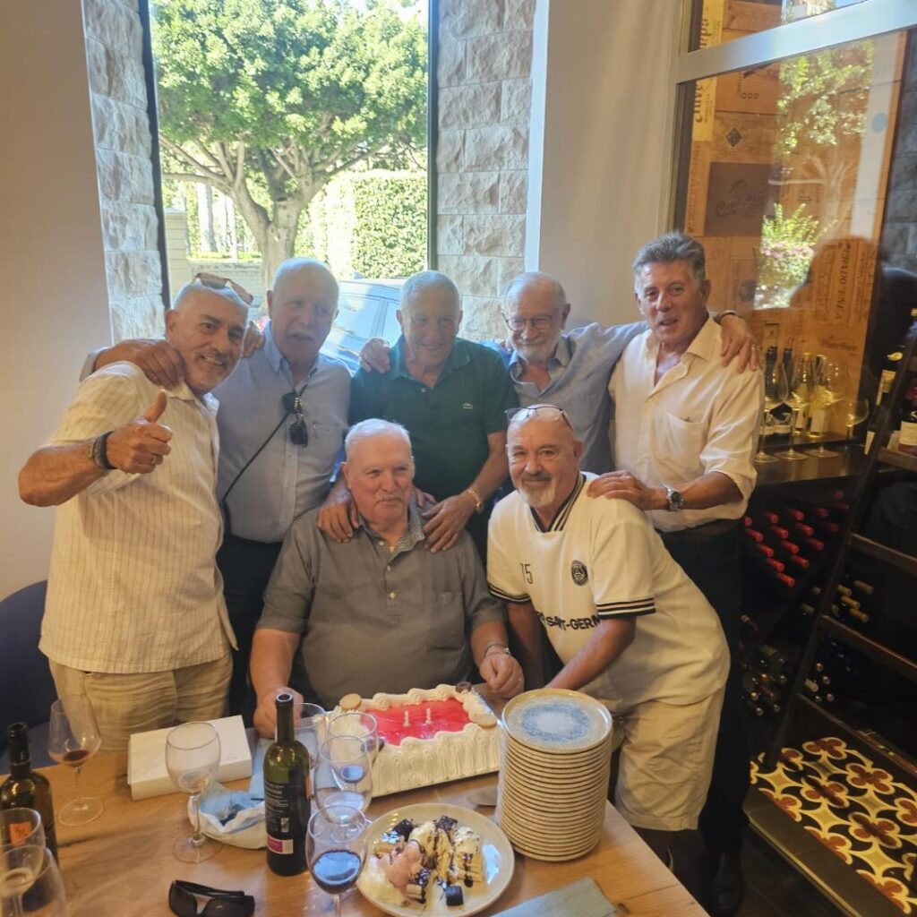 Grupo de amigos celebrando el cumpleaños de Juan Miguel Lucas Riado