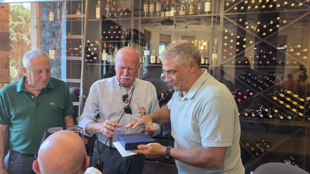 Tres hombres en un restaurante durante la reunión del balonmano melillense