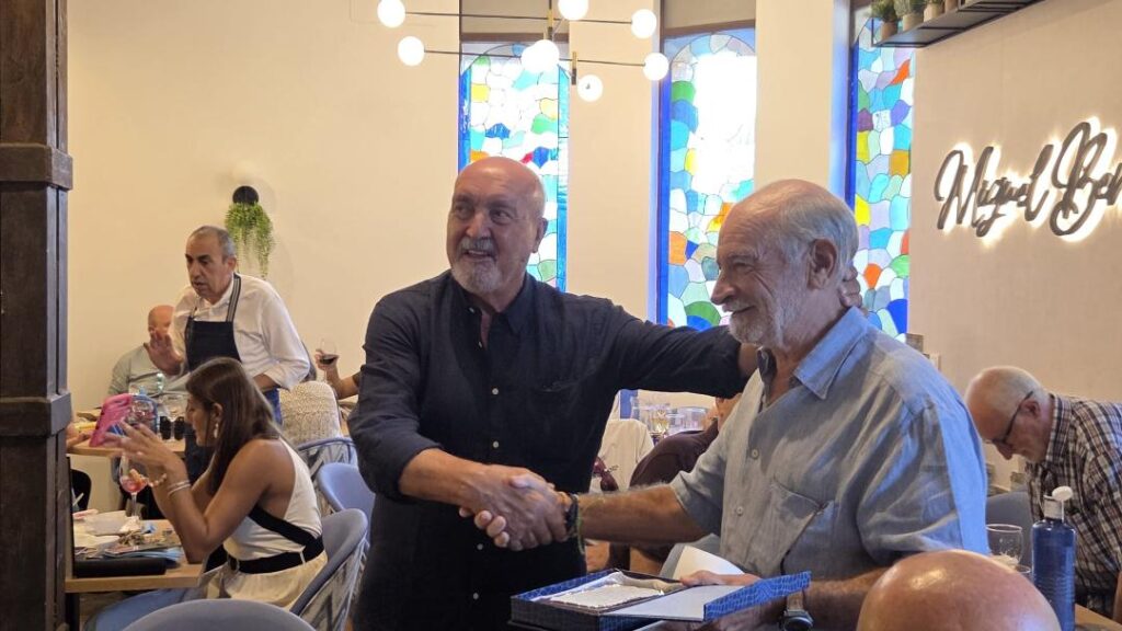 Dos hombres estrechando manos durante una reunión de balonmano.