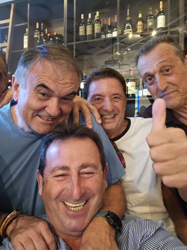 Grupo de amigos sonriendo en reunión de balonmano en Melilla