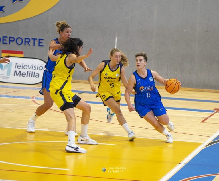 Jugadoras de baloncesto compitiendo en un partido en el Pabellón Guillermo García Pezzi