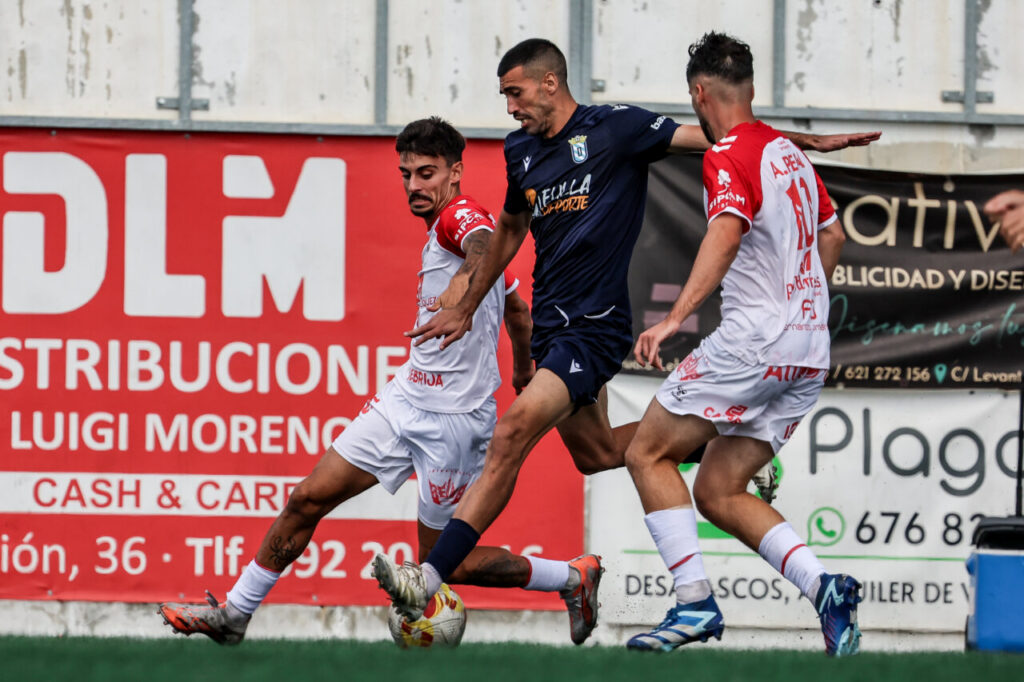 Jugadores de la U.D. Melilla y Club Atlético Antoniano en un partido de fútbol