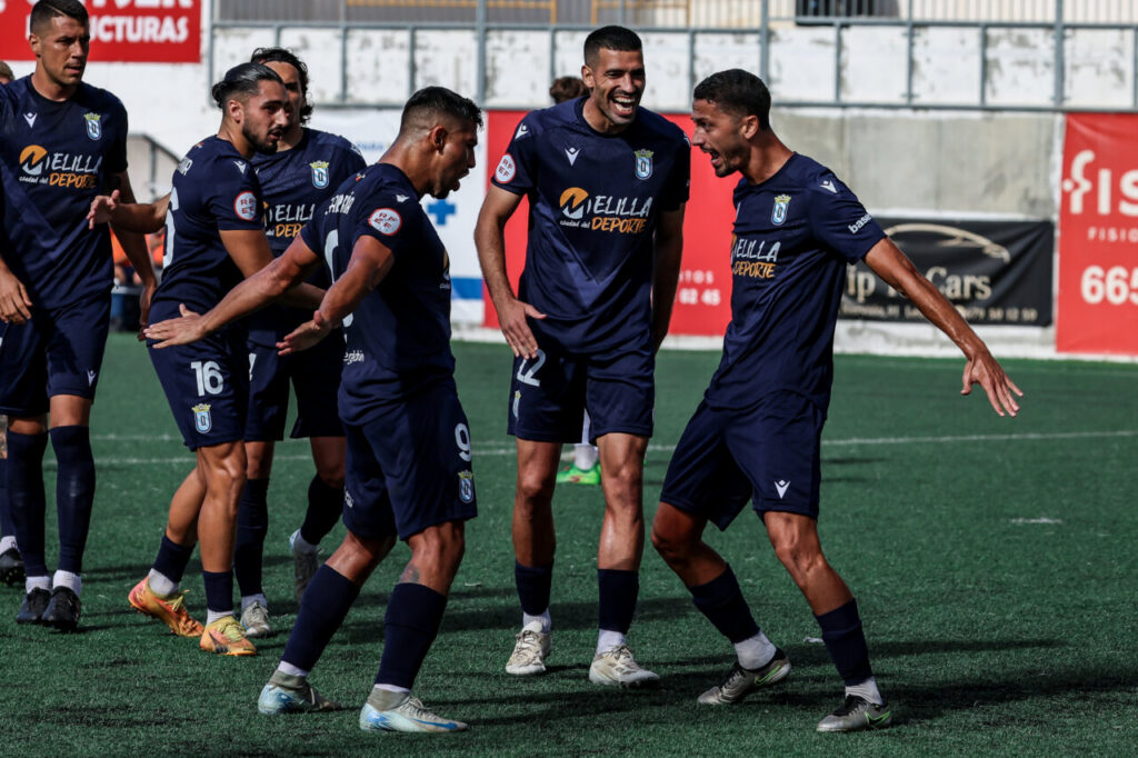 Jugadores de la U.D. Melilla celebrando un gol en el partido contra el Club Atlético Antoniano