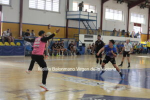 Jugadores del Balonmano Melilla en acción durante un partido