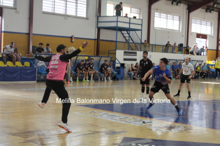 Jugadores del Balonmano Melilla en acción durante un partido