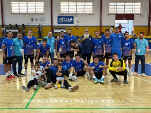 Equipo de balonmano Virgen de la Victoria celebrando una victoria en el pabellón