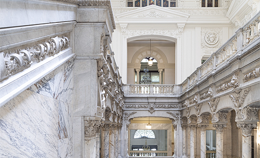 Interior del Banco de España mostrando detalles arquitectónicos del museo en construcción.