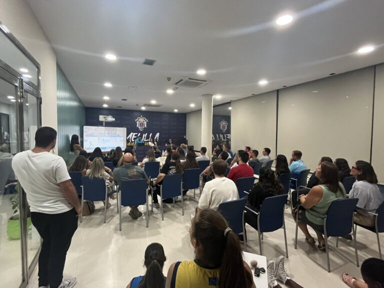 Asistentes a la charla sobre la nueva norma de balonmano en Melilla.