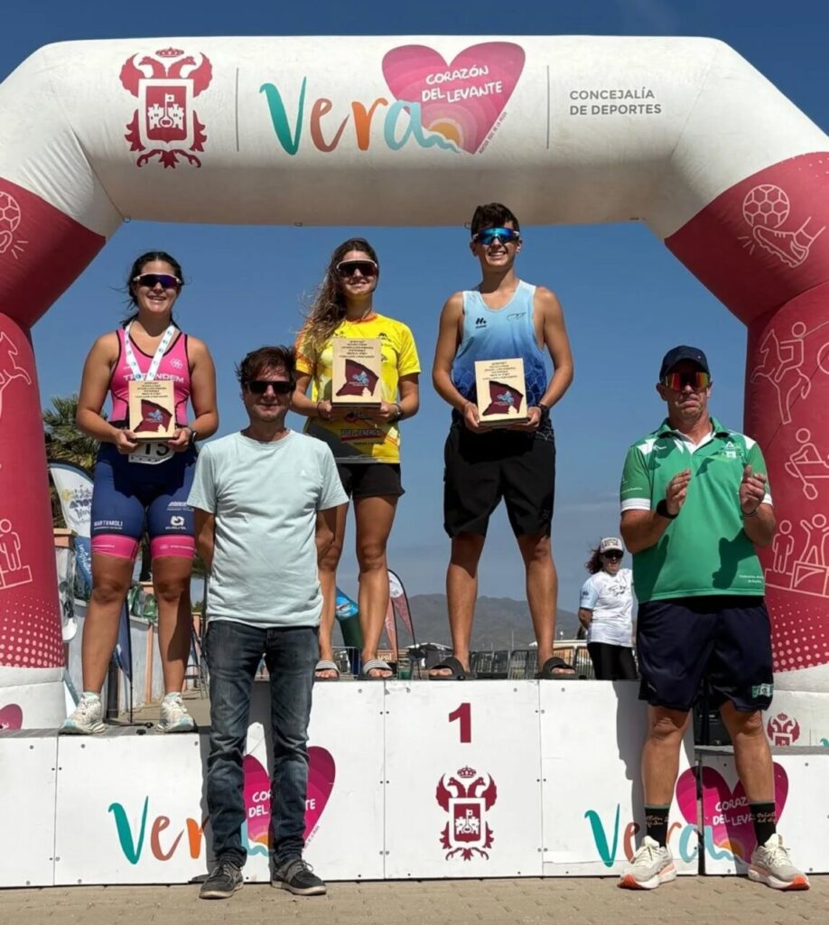 Triatletas del Club Triatlón Melilla en el podio del V Triatlón de Vera