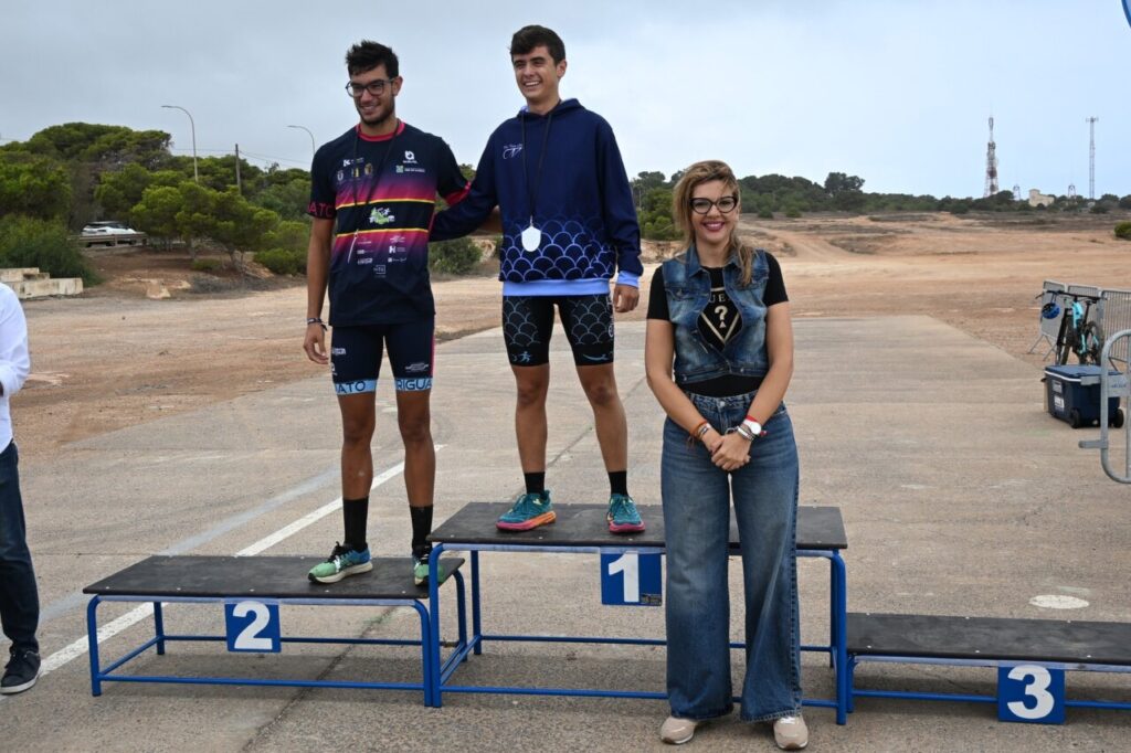Ganadores del Duatlón Cros TriMelilla 2025 en el podio