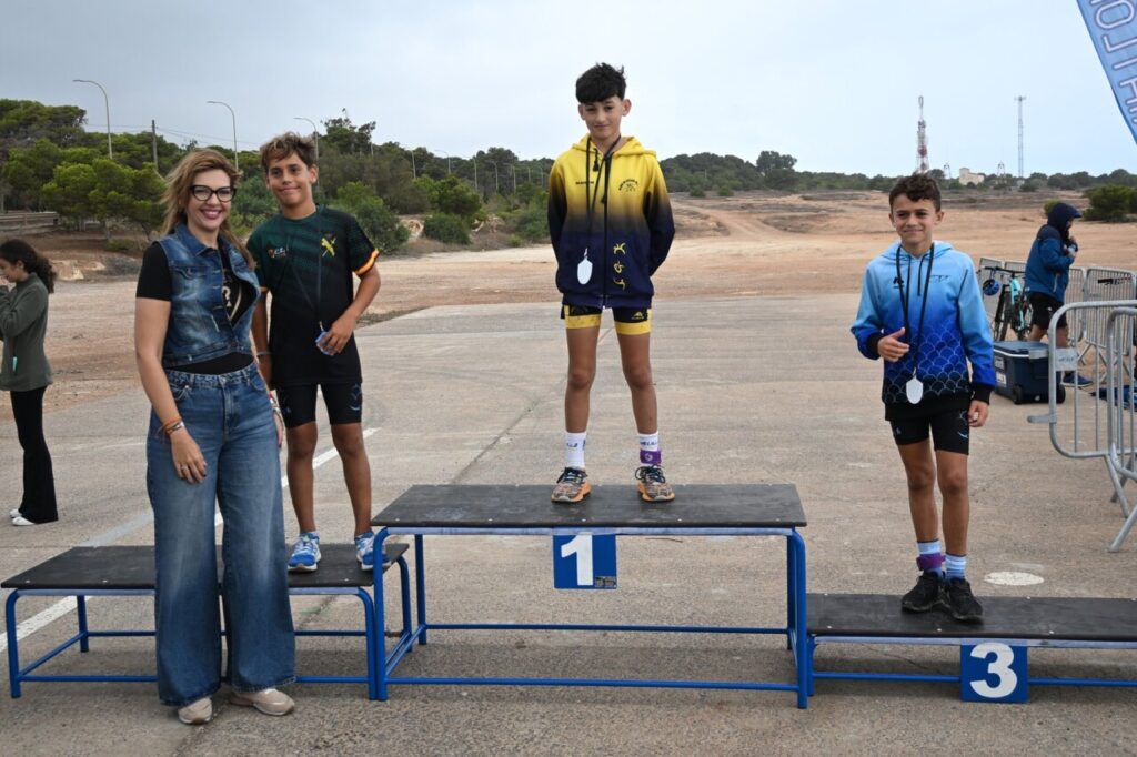 Tres jóvenes atletas en el podio del Duatlón Cros TriMelilla 2025
