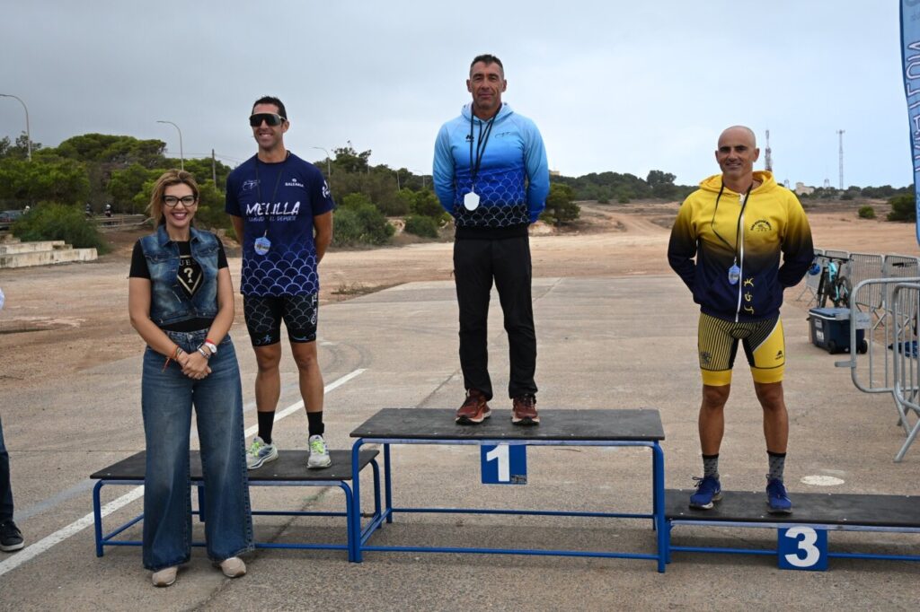 Ganadores del Duatlón Cros TriMelilla 2025 en el podio
