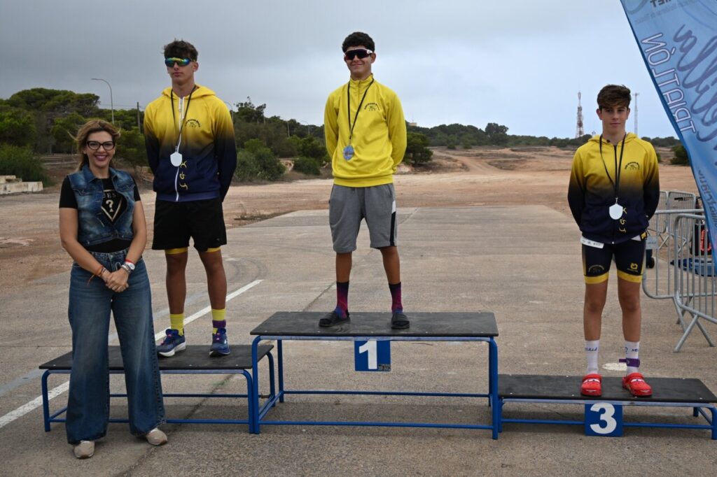Ganadores del Duatlón Cros TriMelilla 2025 en el podio