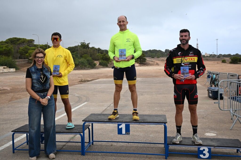 Podio del Duatlón Cros TriMelilla 2025 con ganadores y trofeos