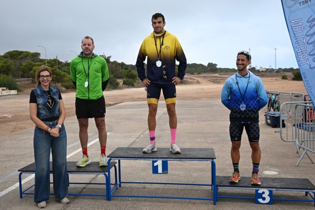 Podio del Duatlón Cros TriMelilla 2025 con ganadores y participantes