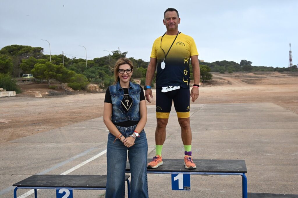 Ganadores del Duatlón Cros TriMelilla 2025 en el podio
