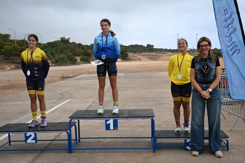 Ganadoras del Duatlón Cros TriMelilla 2025 en el podio