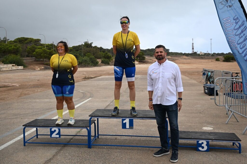 Podio del Duatlón Cros TriMelilla 2025 con ganadoras y organizador
