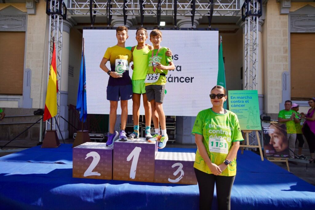 Tres jóvenes ganadores en el podio de la Carrera contra el Cáncer en Melilla