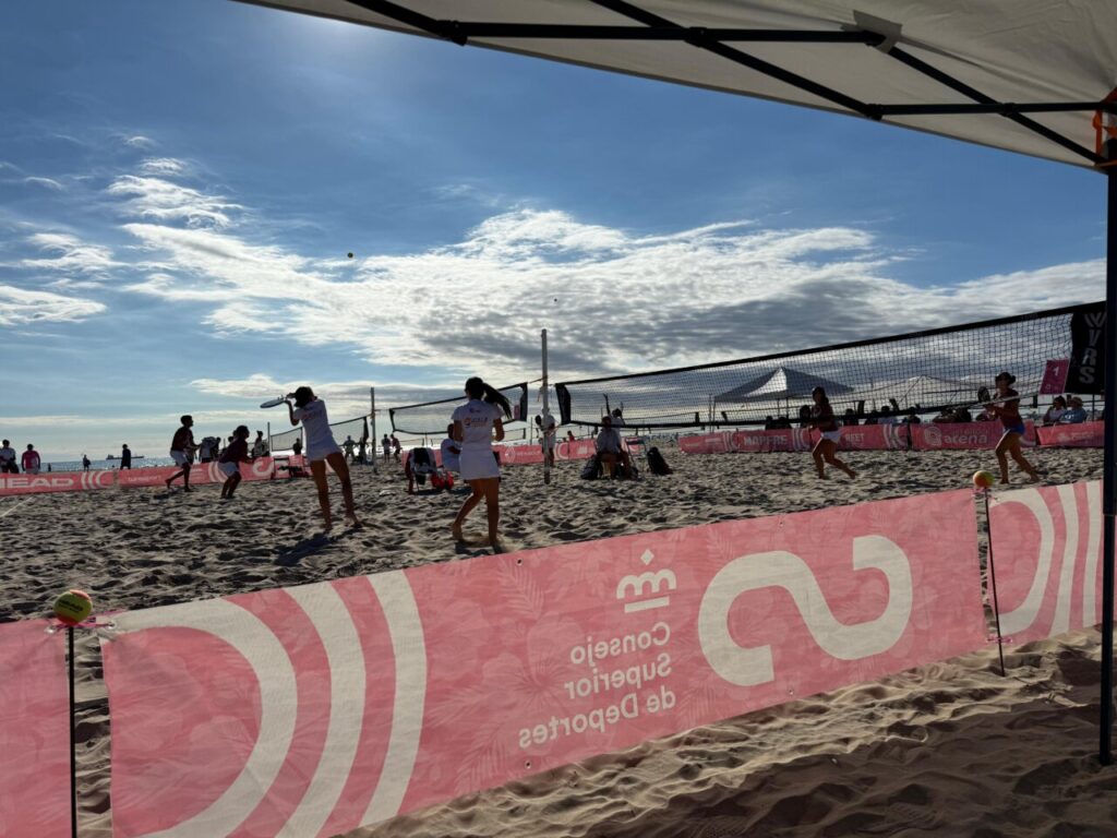 Jugadores en un torneo de tenis playa en Melilla