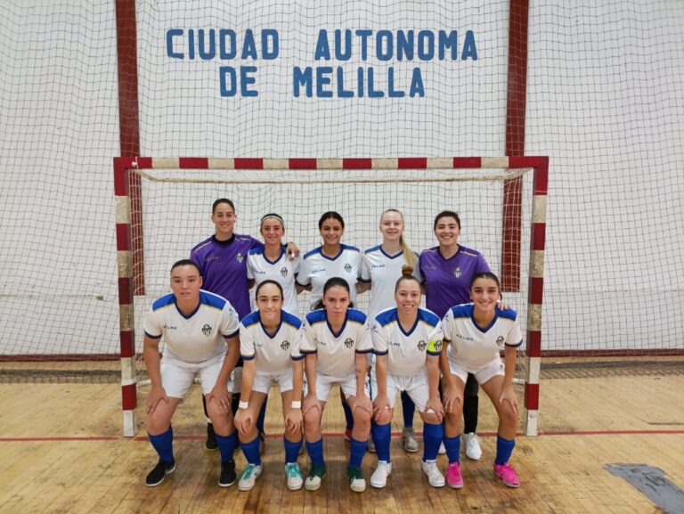 Equipo femenino del filial del Torreblanca en una cancha de fútbol sala