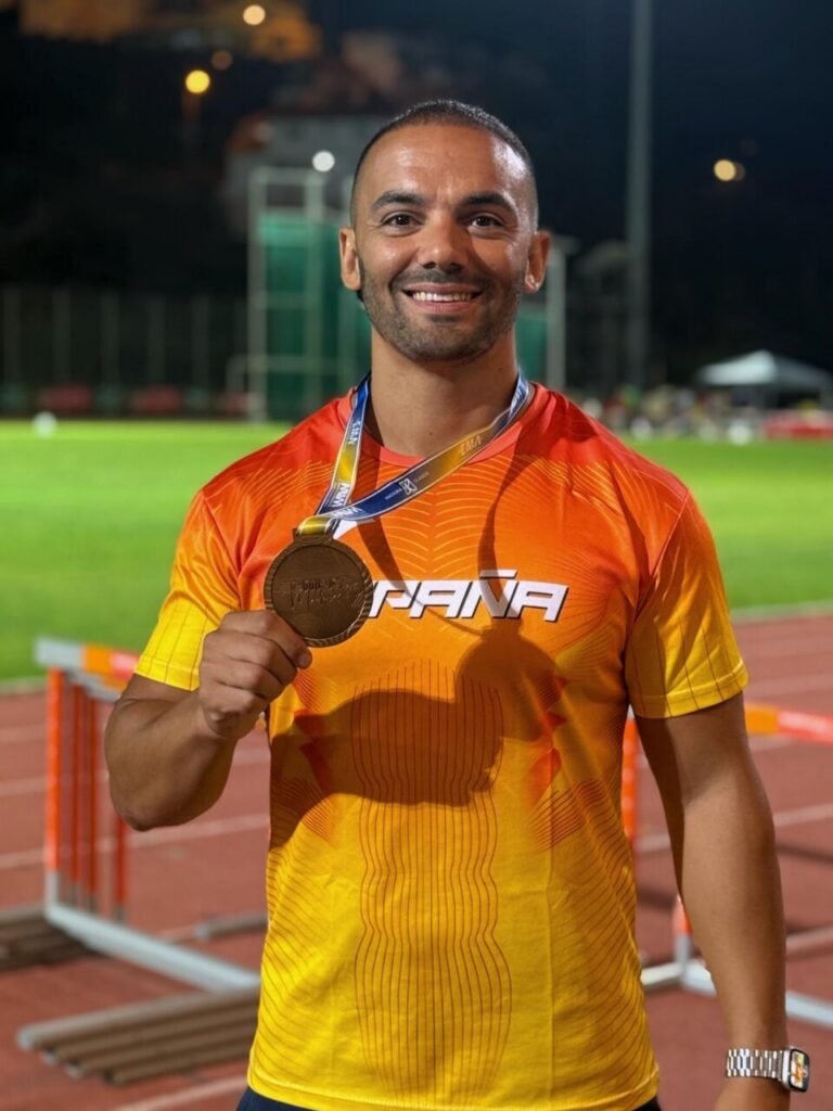 Hadriel Mehamed González sosteniendo su medalla de bronce en el Campeonato Europeo