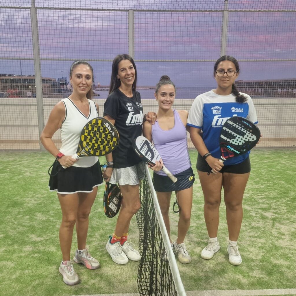 Cuatro jugadoras de pádel posando en la cancha durante el torneo solidario.