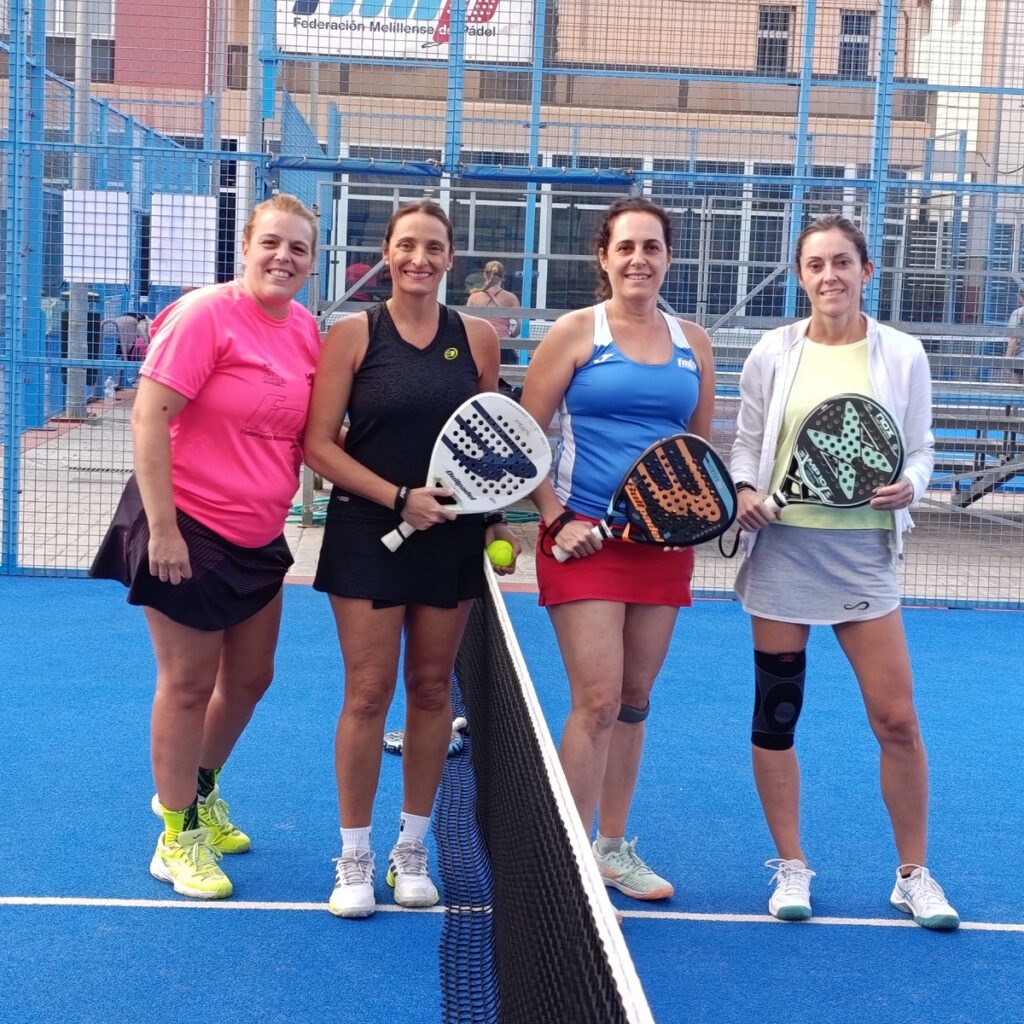 Cuatro jugadoras de pádel posando en la cancha durante el circuito de veteranos