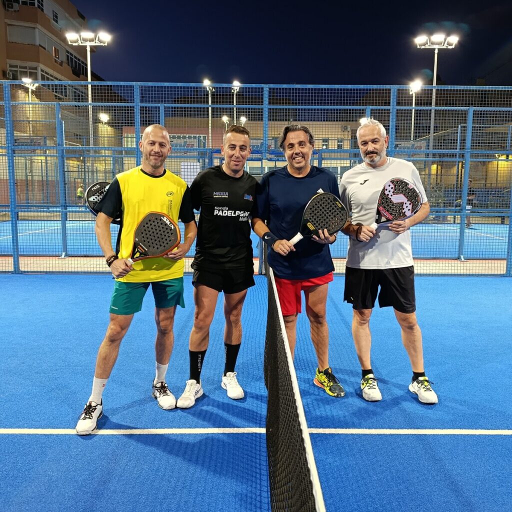 Cuatro jugadores de pádel posando en la cancha durante el circuito de veteranos.