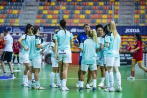 Gustavo Bravo dirigiendo a su equipo en un entrenamiento de fútbol sala.